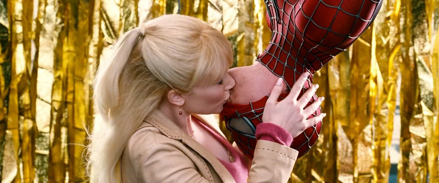 Gwen Stacy and Peter Parker kiss in Spider-man 3